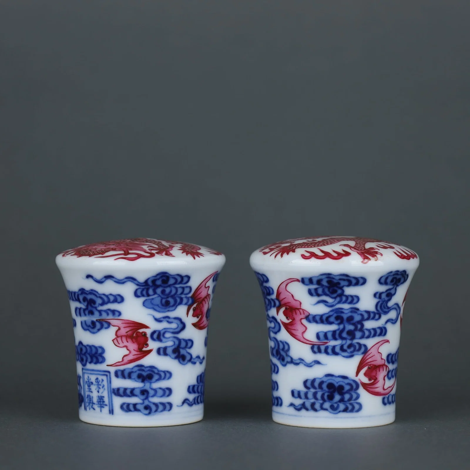 A pair of Exquisite Blue and White Agate Red Bats Pattern Ornament