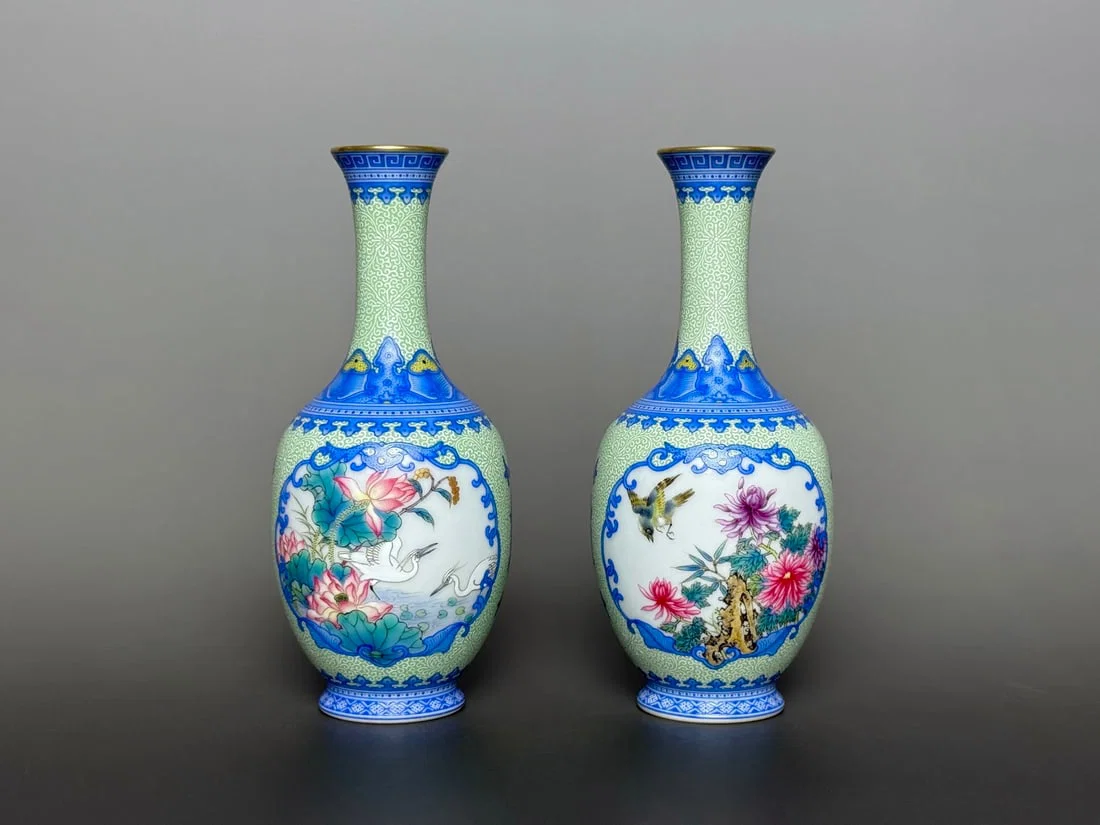 A Pair of Exquisite Famille-Rose Painted Gold Flower and Bird Pattern Vases