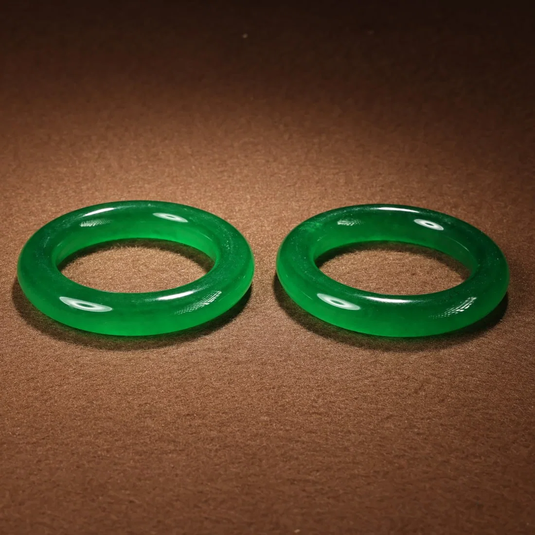 A pair of Exquisite Jadeite Bracelets