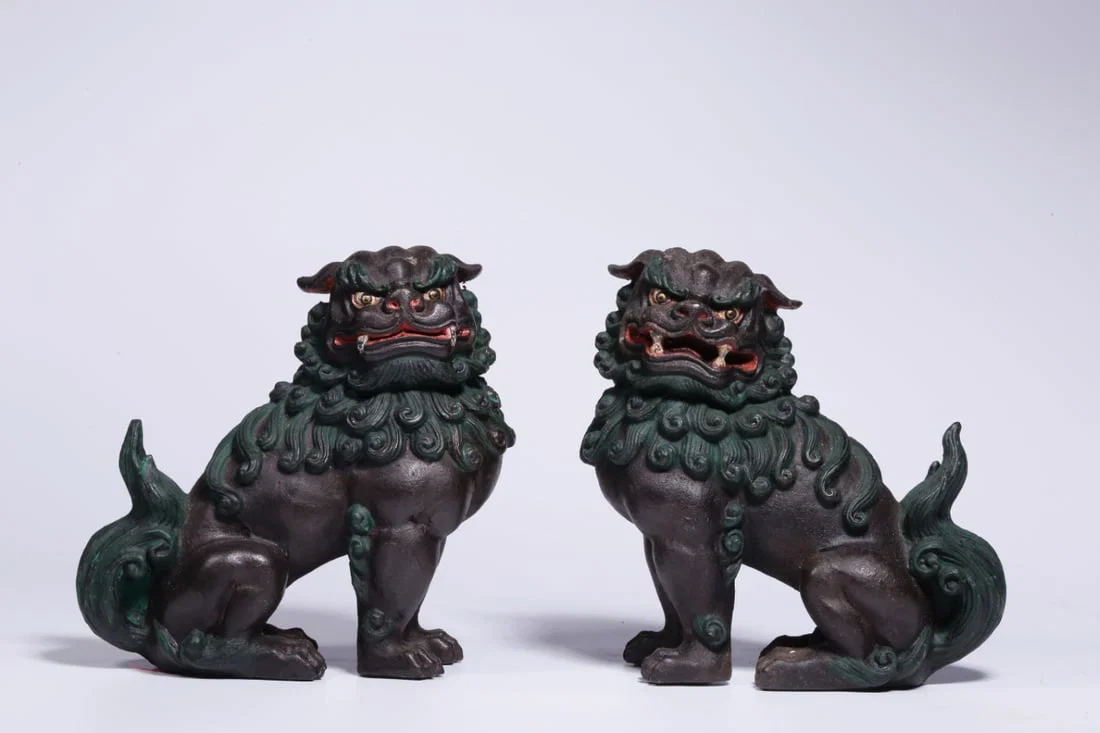 A pair of Exquisite Lacquer Color Iron Lion Ornament