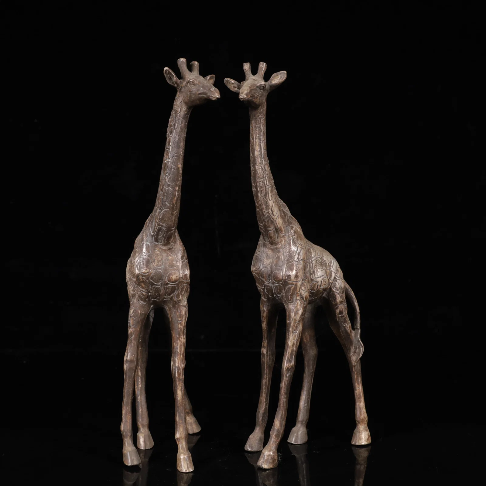 A Pair of Exquisite Silver-plated Giraffe Ornaments