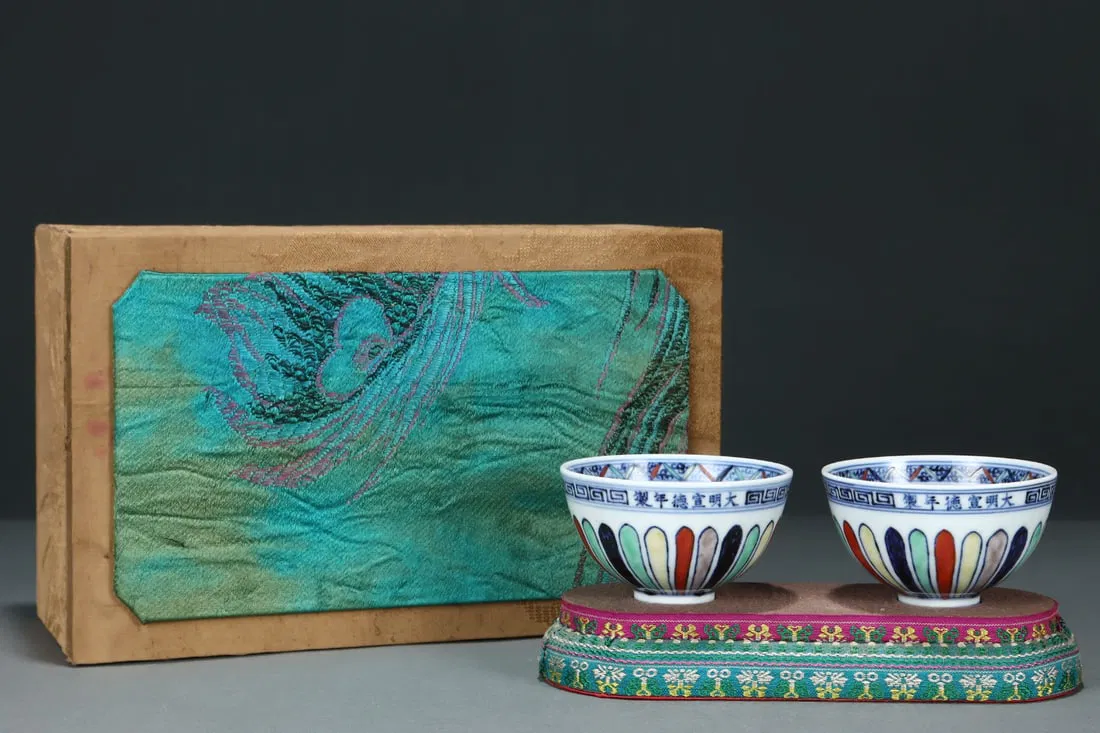 A Pair of Exquisite Wucai Flower Pattern Cups