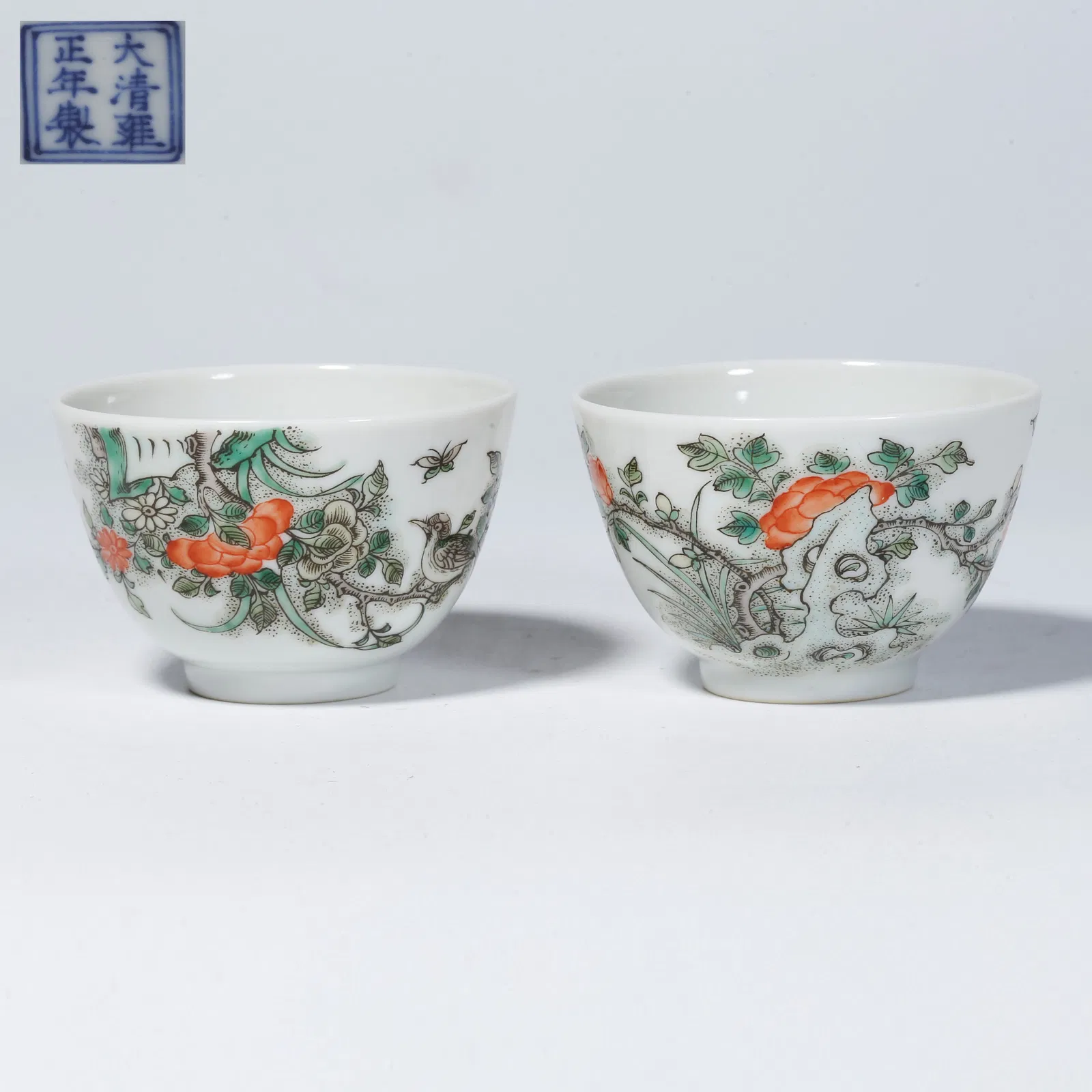 A PAIR OF FAMILLE-ROSE CUPS WITH BIRD AND FLOWER DESIGN