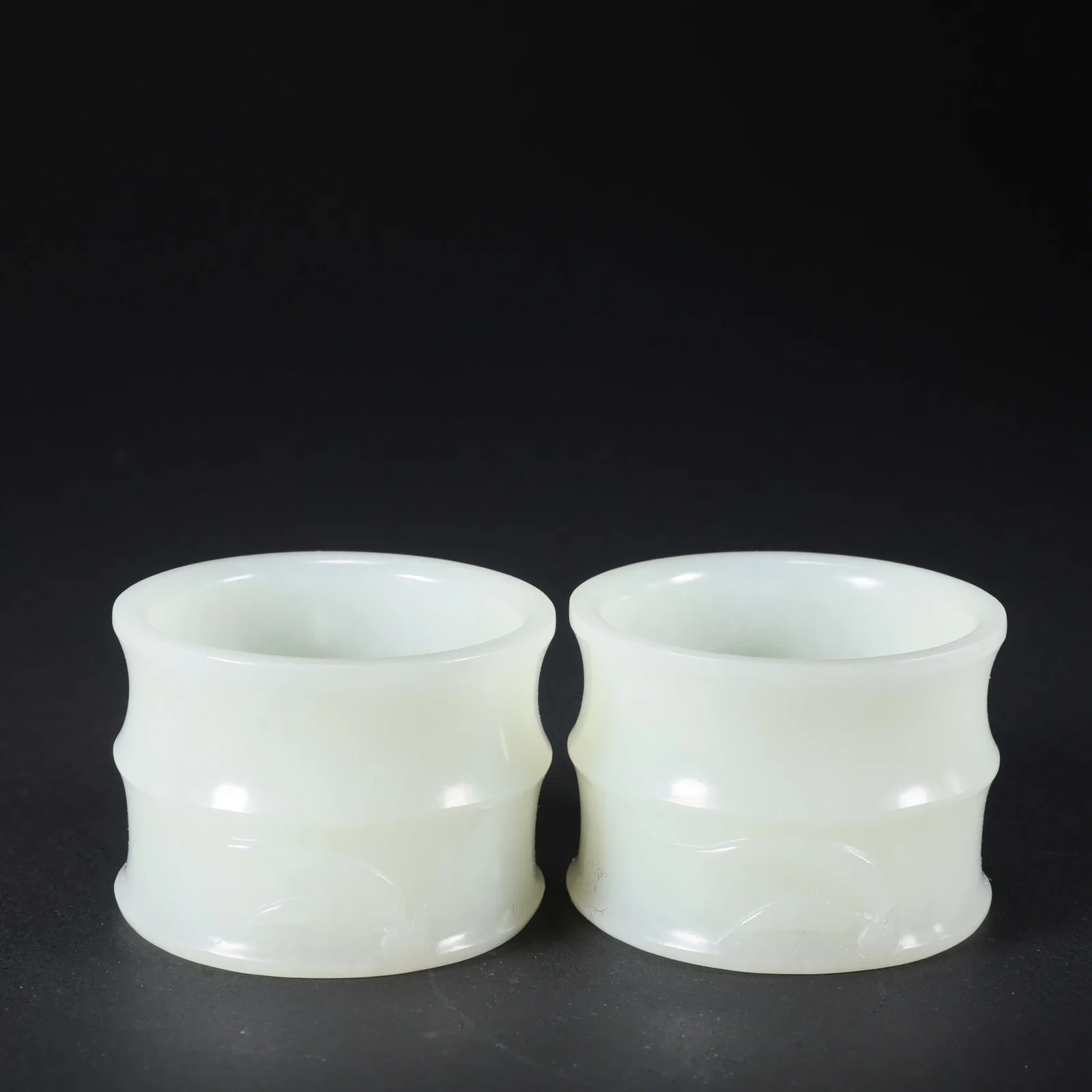 A PAIR OF HETIAN JADE BAMBOO-SECTION WINE CUPS