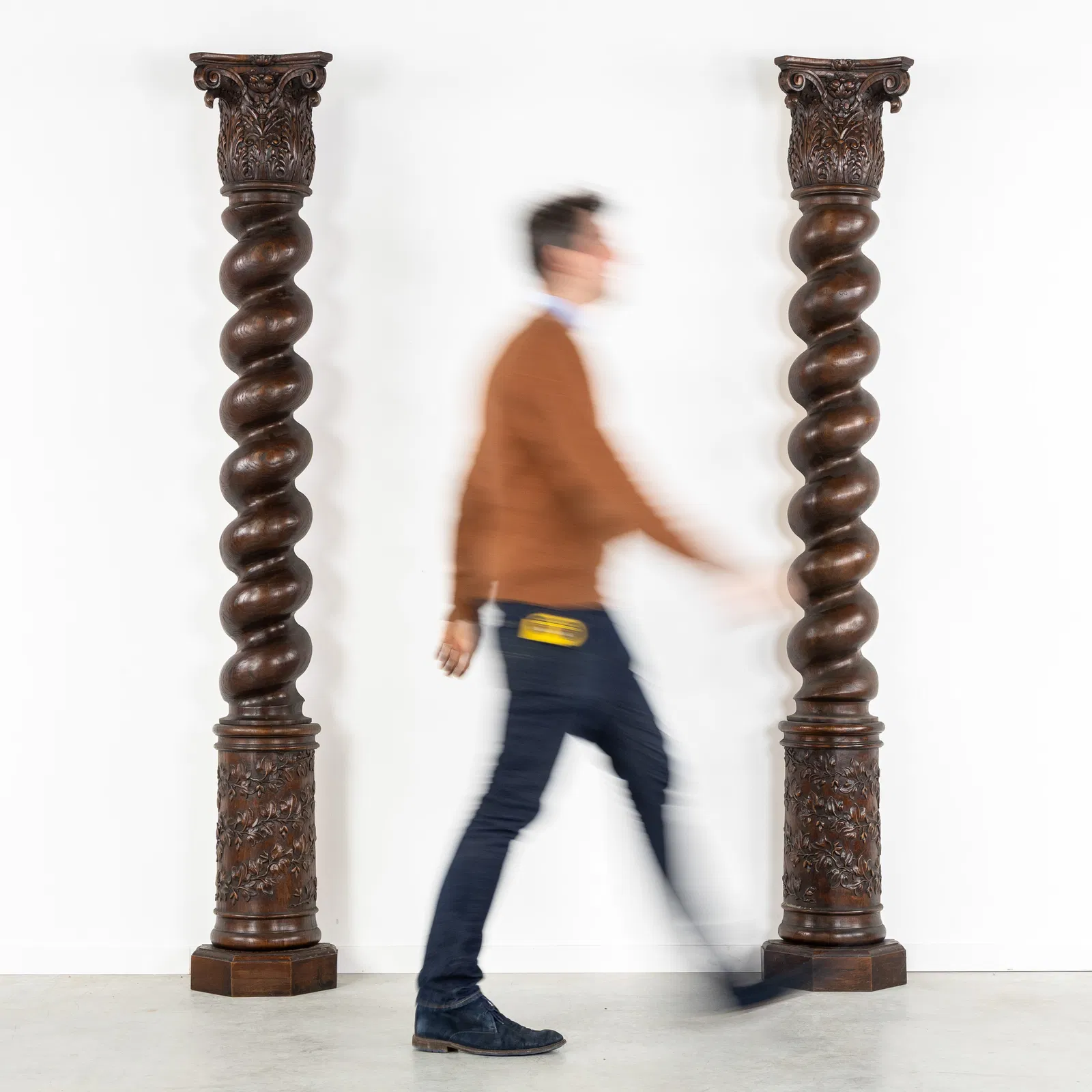 A Pair of large, wood-sculptured Solomonic pilaster columns with capitals, Baroque style, 20th C.