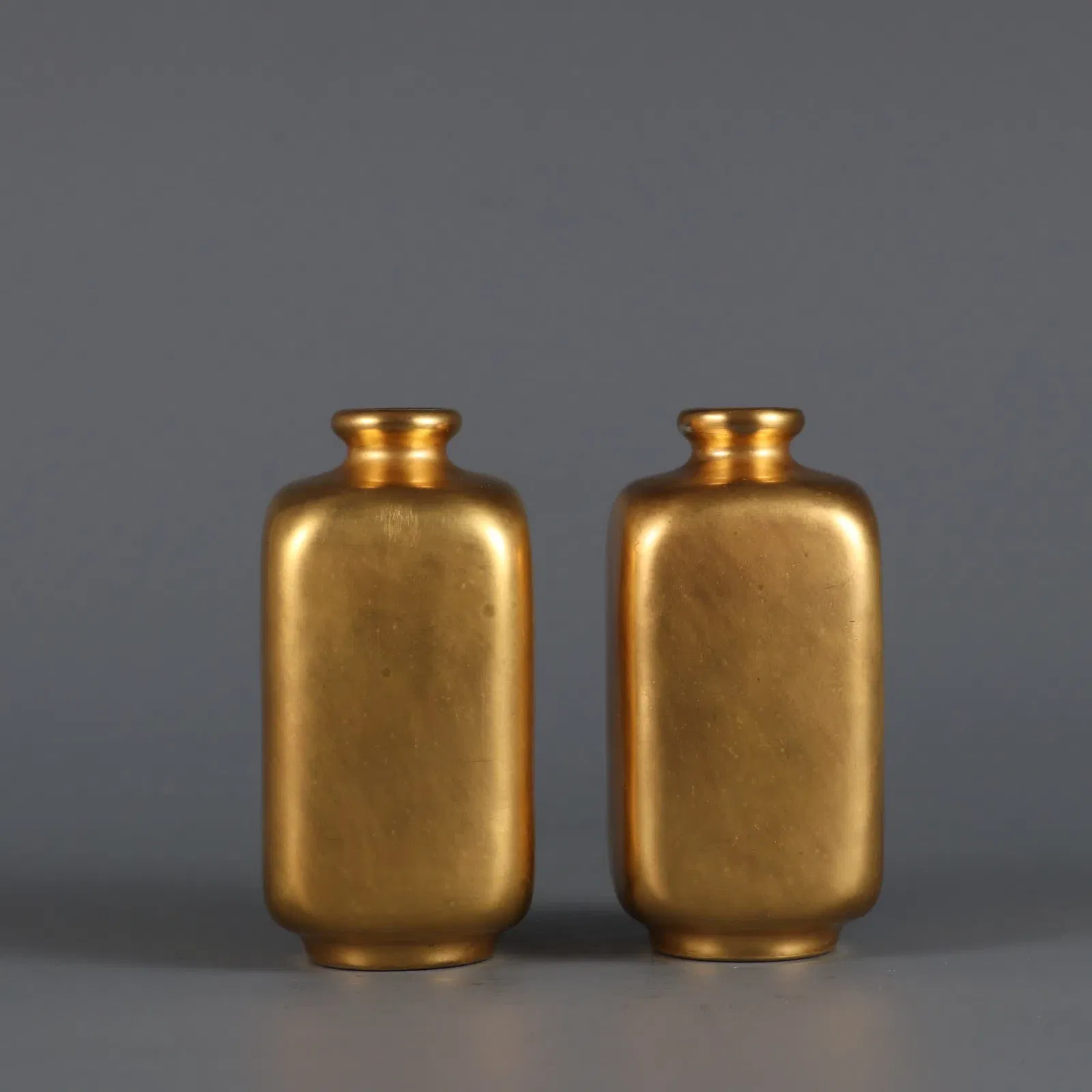 A pair of pure gold square snuff bottles made in the Qianlong period of the Qing Dynasty