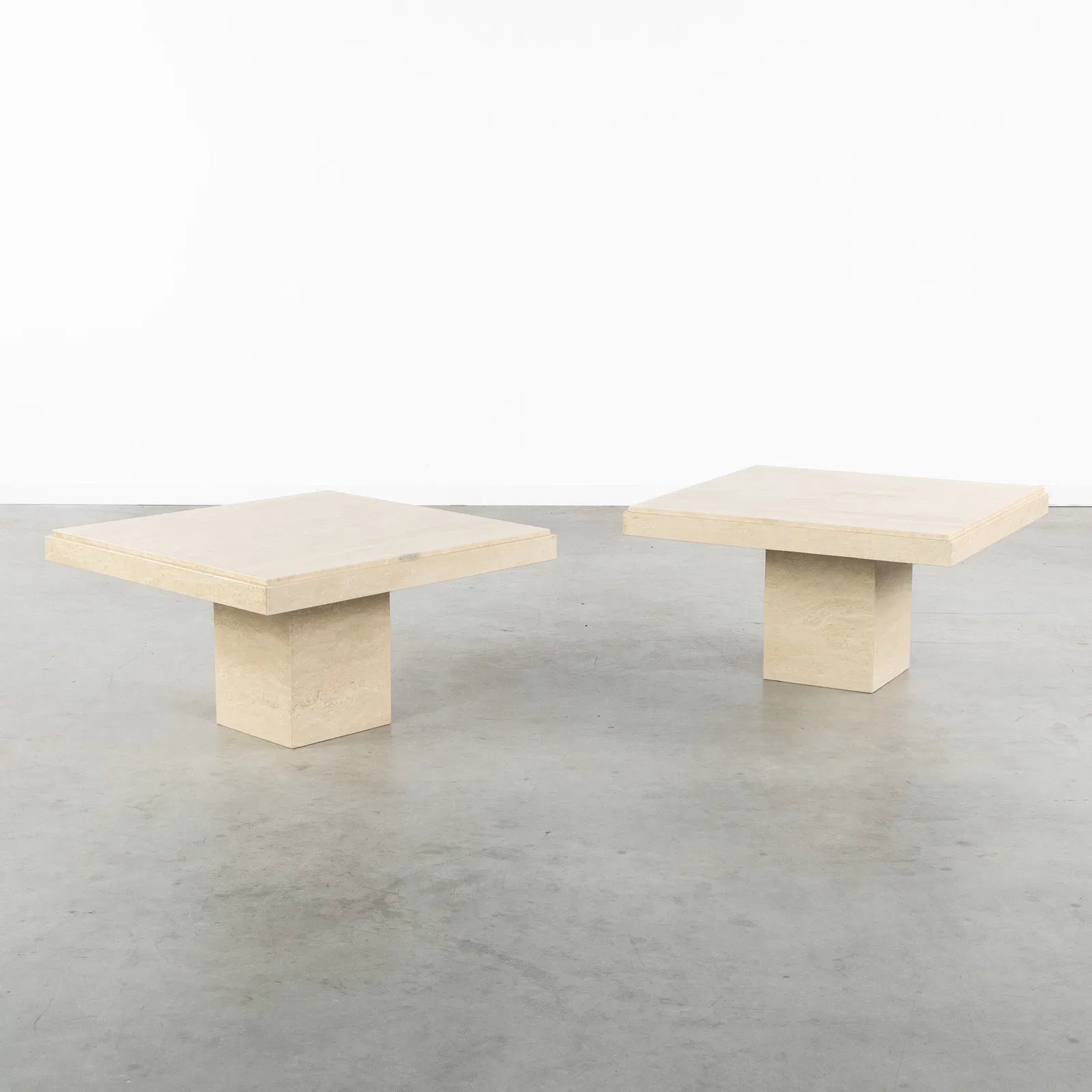 A pair of side tables or coffee tables, Travertine. Circa 1980-1990.