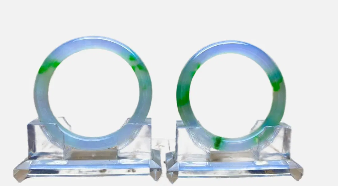 A pair of top-grade dragon stone jadeite bracelets with floating flowers