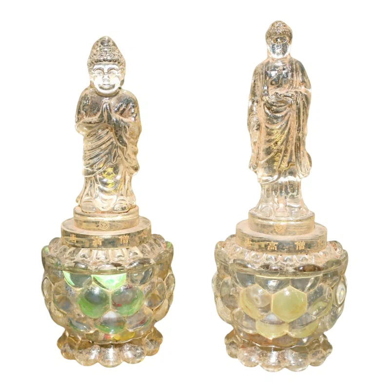 A pair of treasured crystal Buddha statues