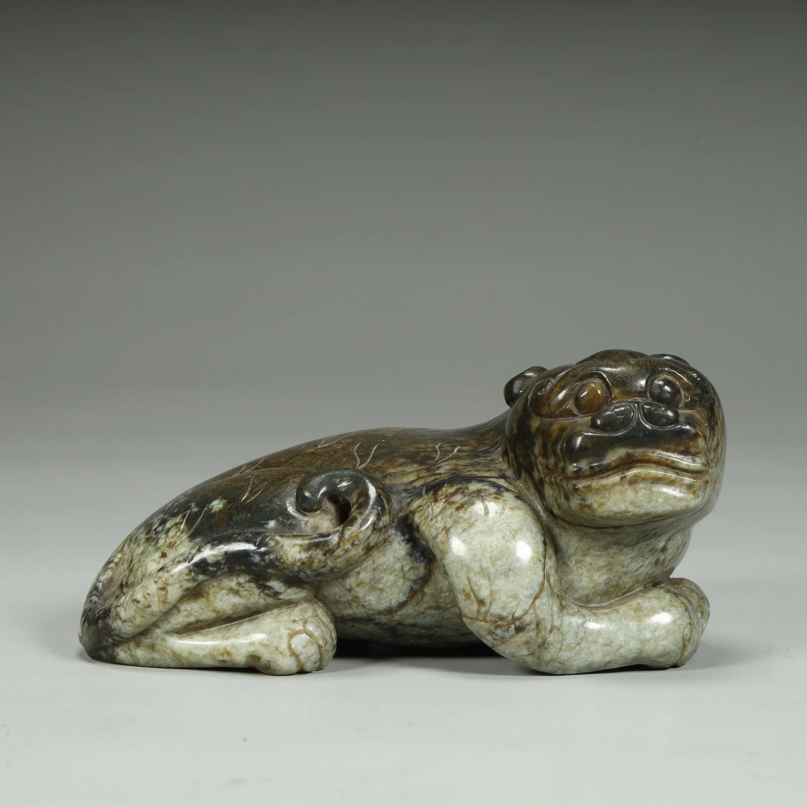 A paperweight of the Liaodong green jade beast in the Ming Dynasty