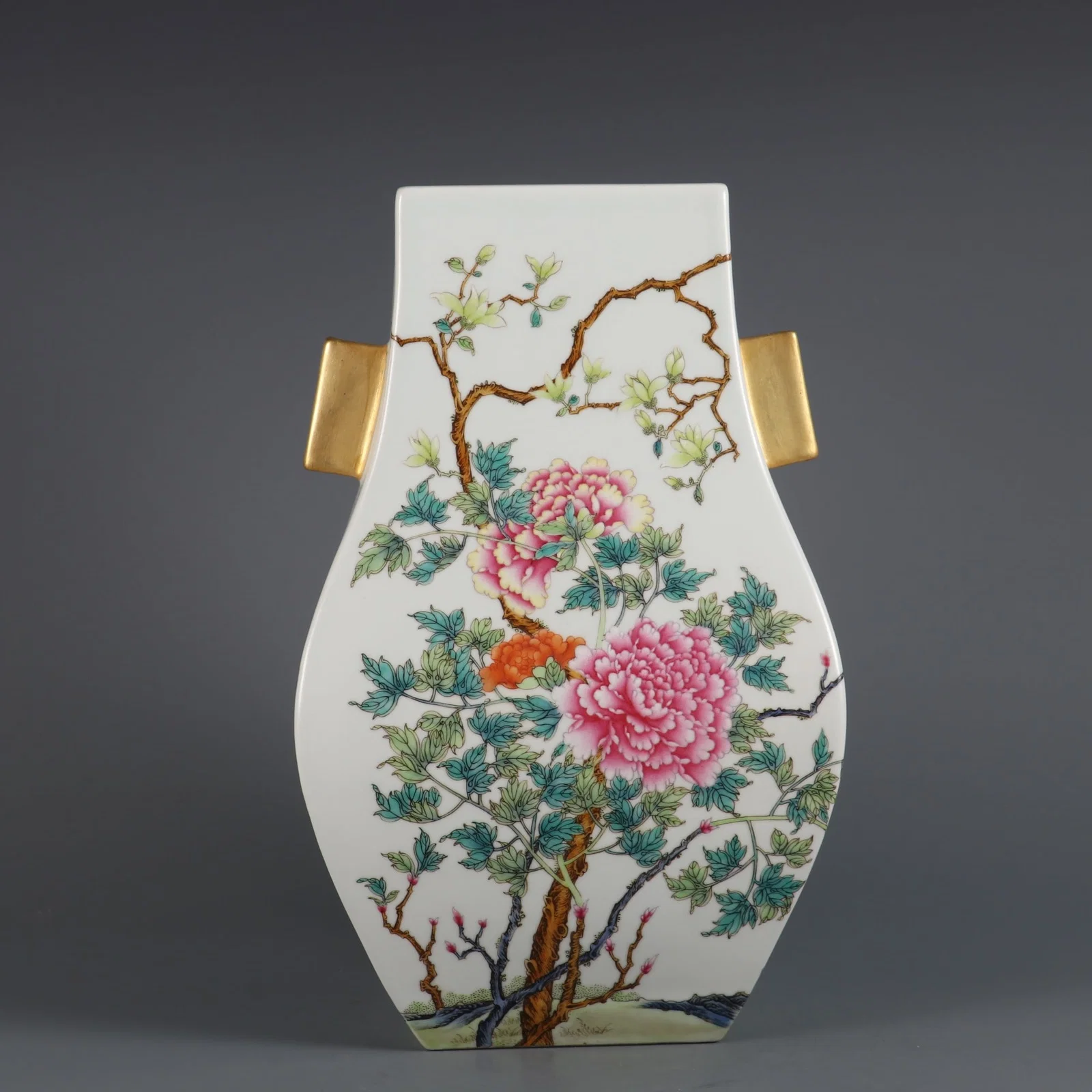A pastel peony pattern made in the Qianlong period of the Qing Dynasty with a square bottle with an