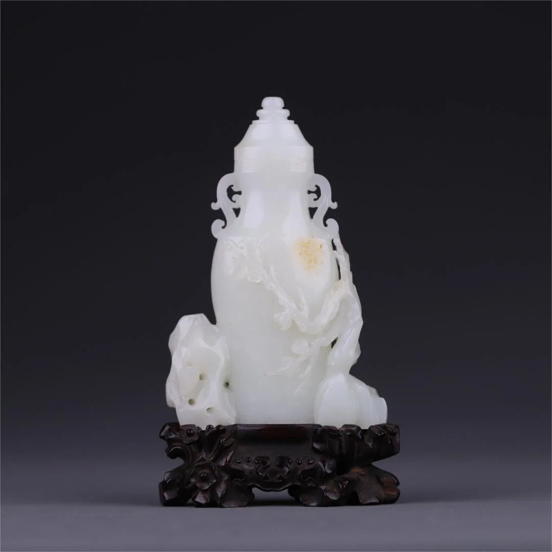 A piece of Hetian jade seed material carving from the Qing Dynasty is happy to appreciate the bottle