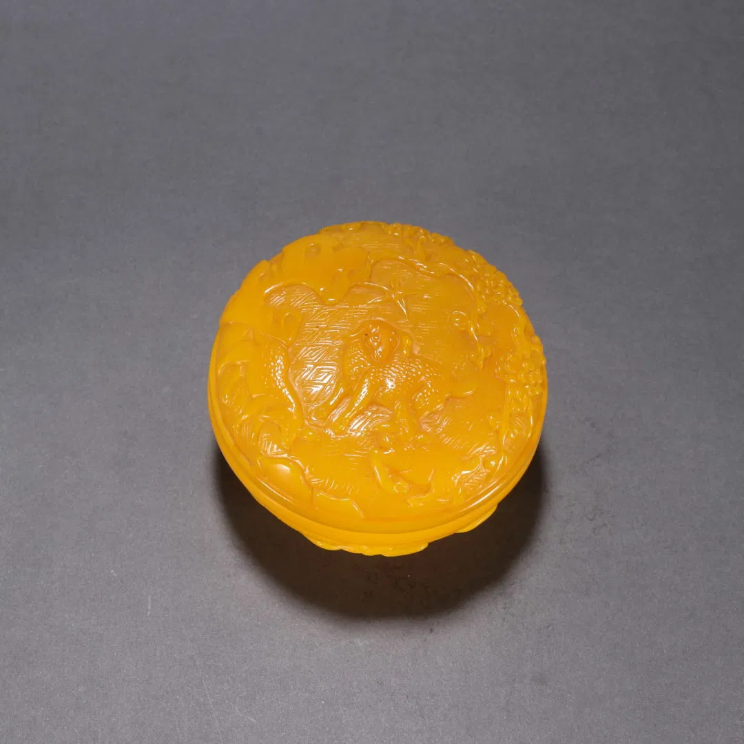 A piece of Qing Dynasty chanterelle yellow fodder Sanyang Kaitai lid box