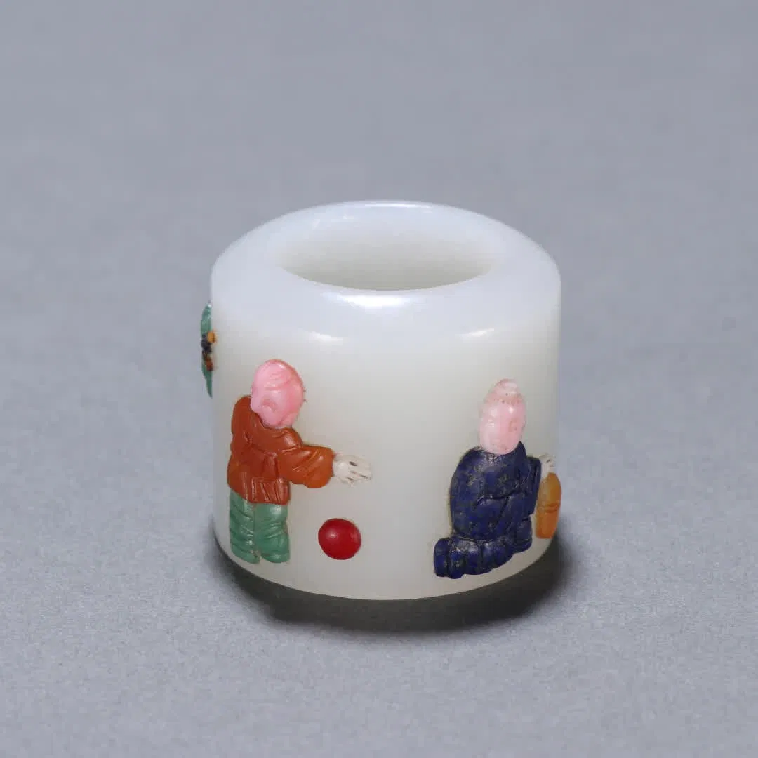 A piece of Qing Dynasty Hetian jade inlaid with a hundred treasures of the boy finger