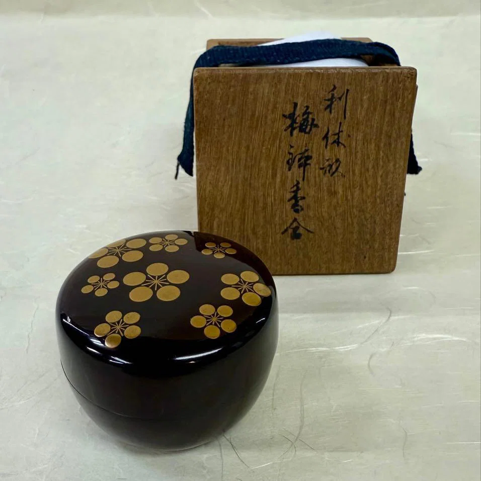 A plum blossom incense box designed by Katatateya Seibei, adorned with a Rikyubai motif