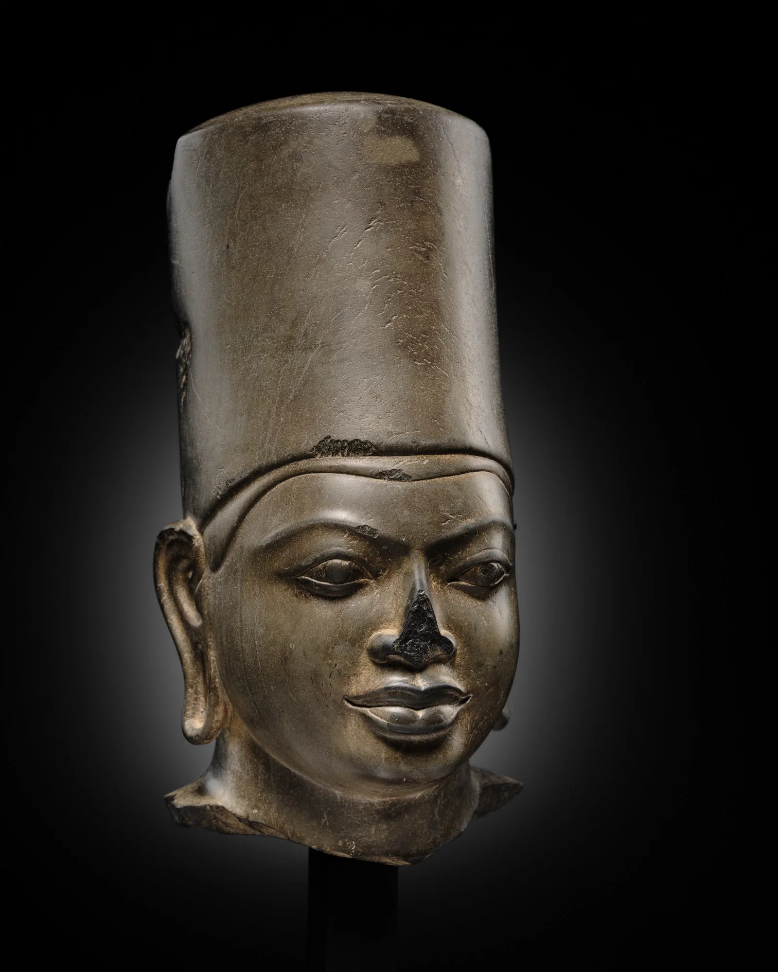 A POLISHED SANDSTONE HEAD OF VISHNU, PRE-ANGKOR PERIOD, PRASAT ANDET STYLE, 7TH CENTURY