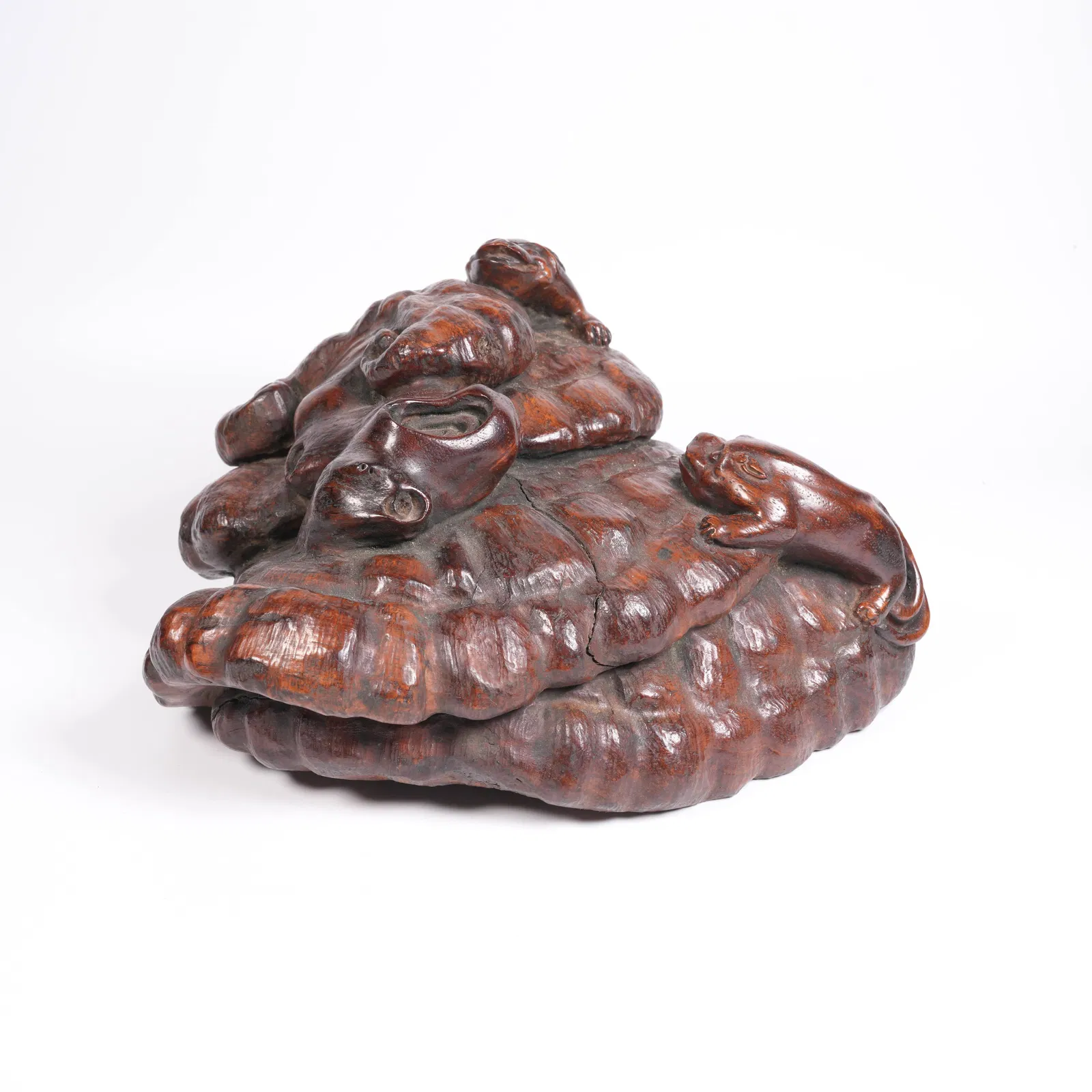 A QINAN WOOD DRAGON-AND-CHI MOTIF FIGURINE