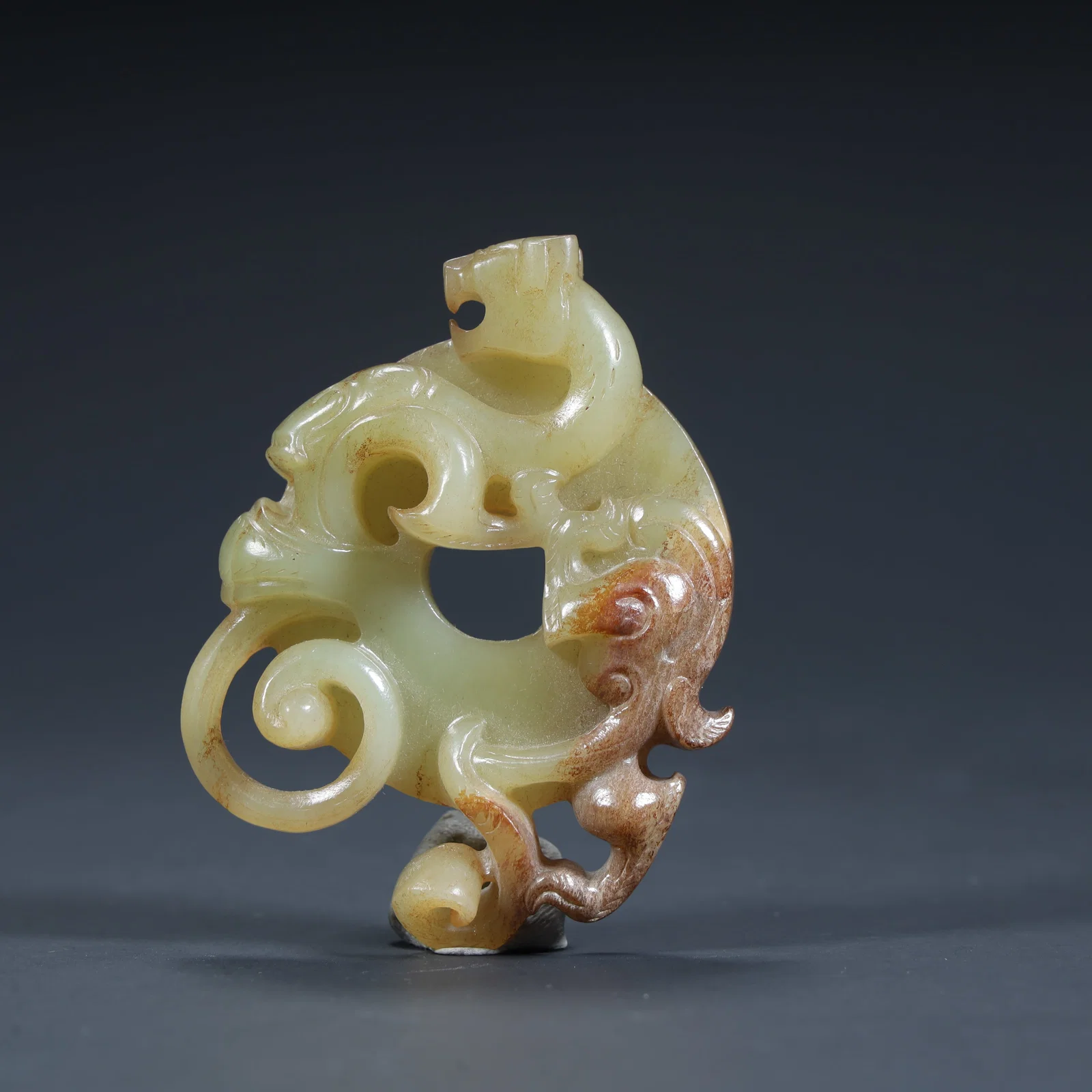 A Qing Dynasty ancient jade dragon pattern pendant