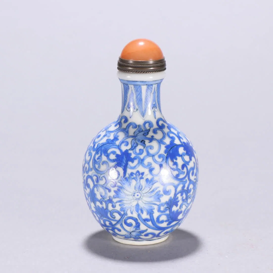 A Qing Dynasty blue and white entwined pattern snuff bottle