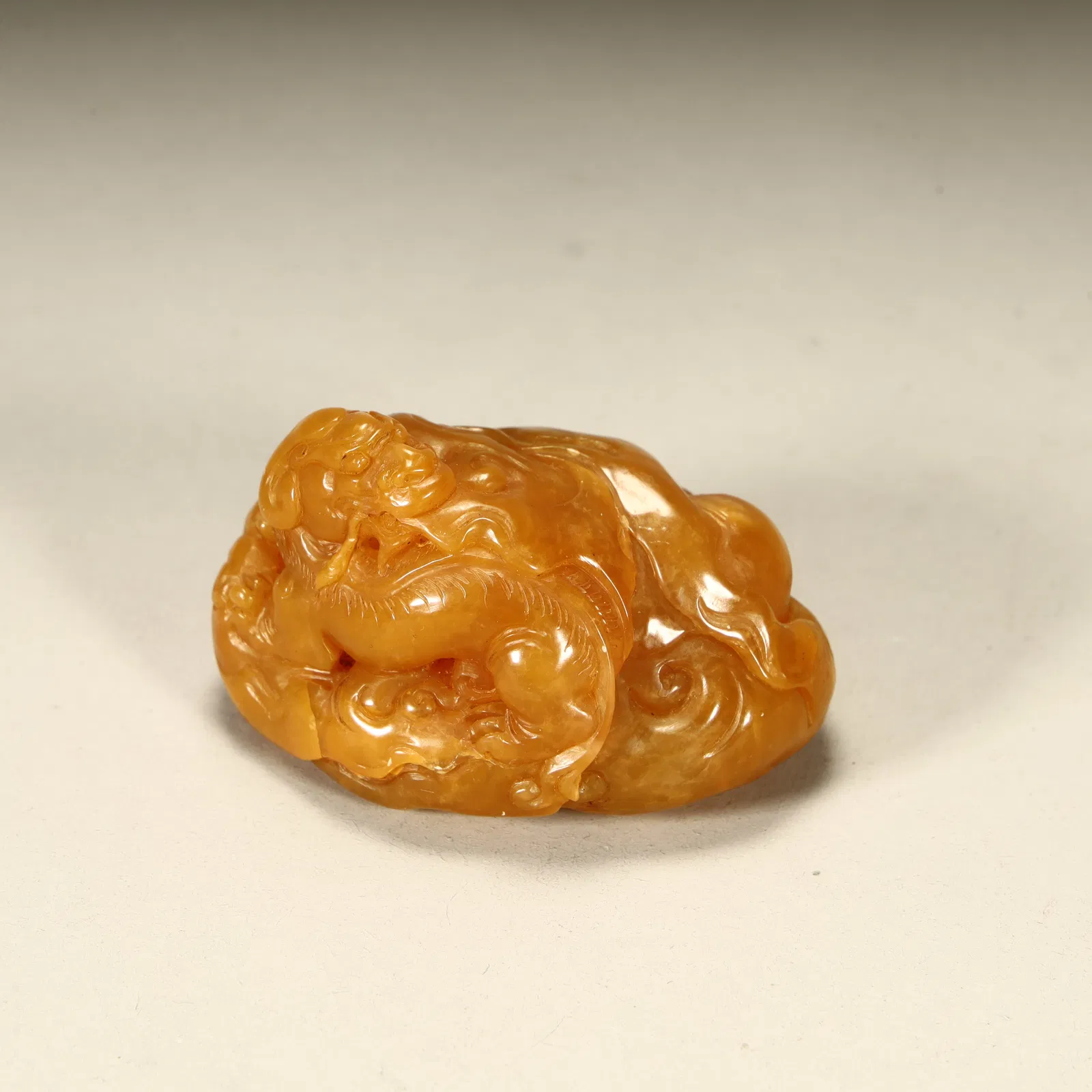 A Qing Dynasty boutique Shoushan stone beast ornament