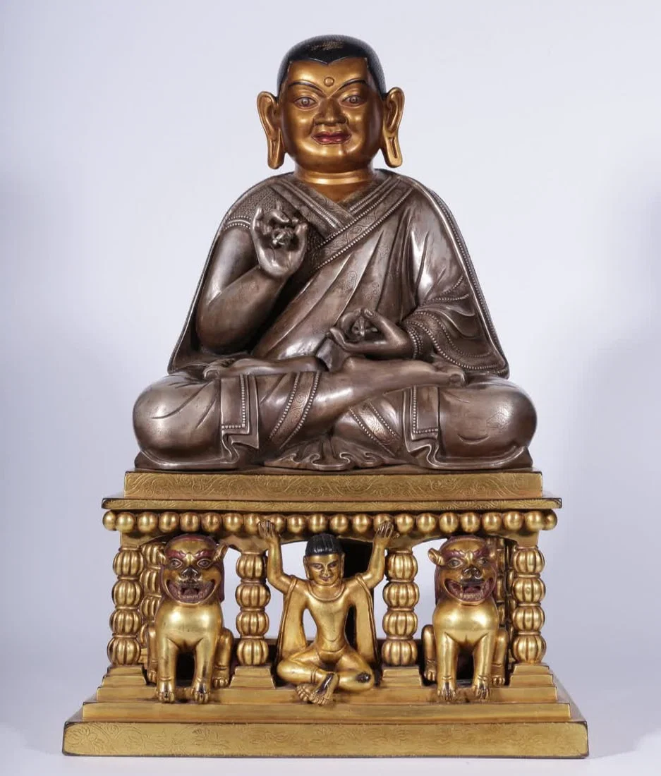 A Qing Dynasty bronze gilt gilt silver Sachin Gongganing cloth statue