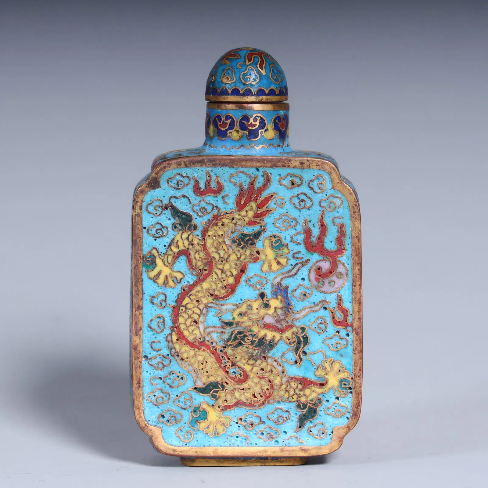 A Qing Dynasty copper tire cloisonné enamel dragon pattern snuff bottle