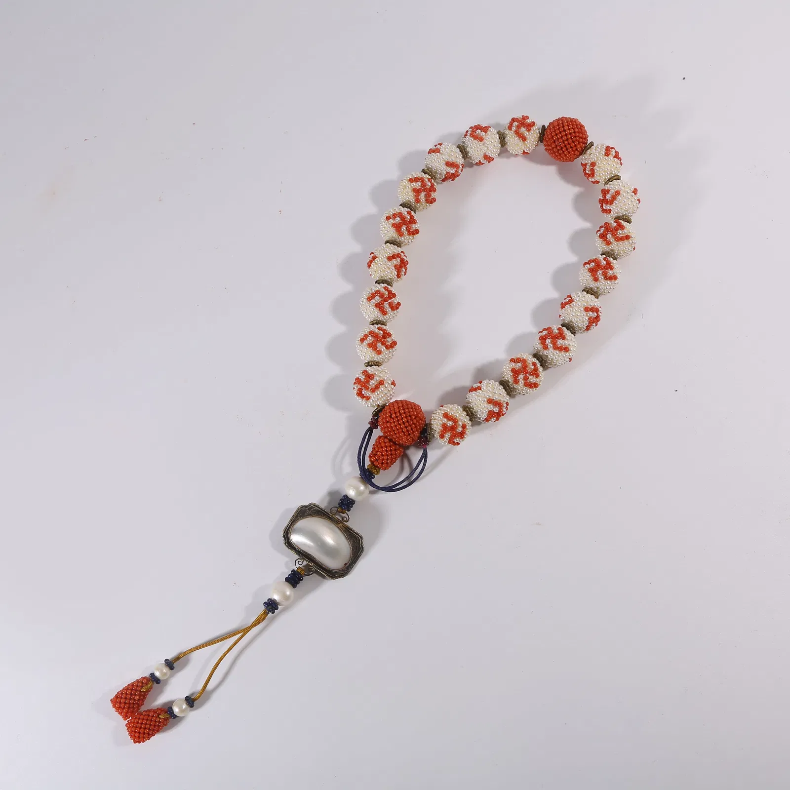 A QING DYNASTY GUANGXU EASTERN PEARL BEAD HAND-HELD NECKLACE