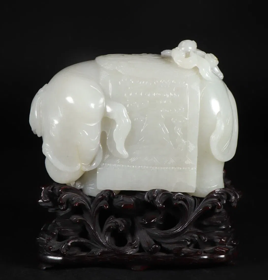 A Qing Dynasty Hetian jade boy washing elephant ornament