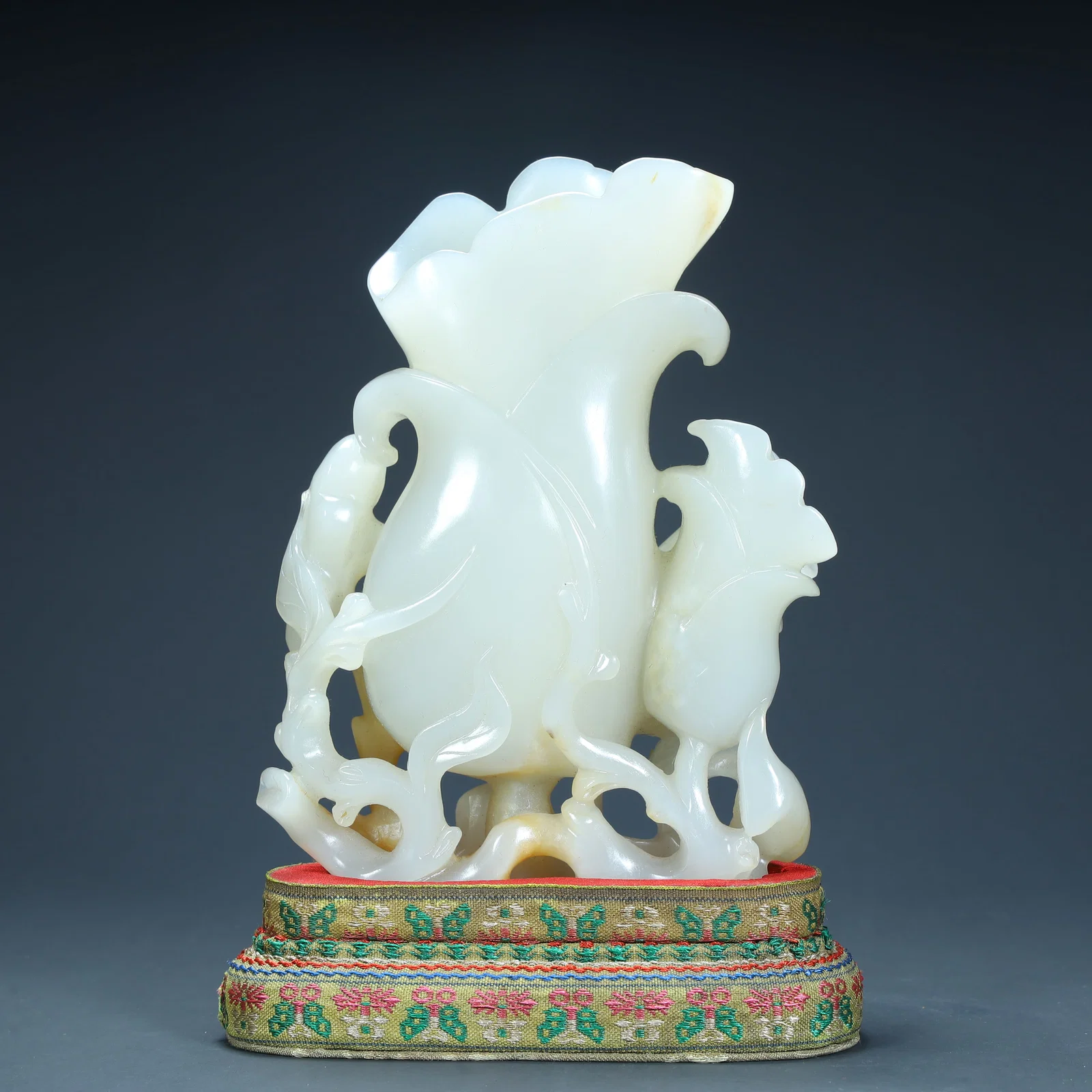 A Qing Dynasty Hetian jade flower-shaped flower arrangement