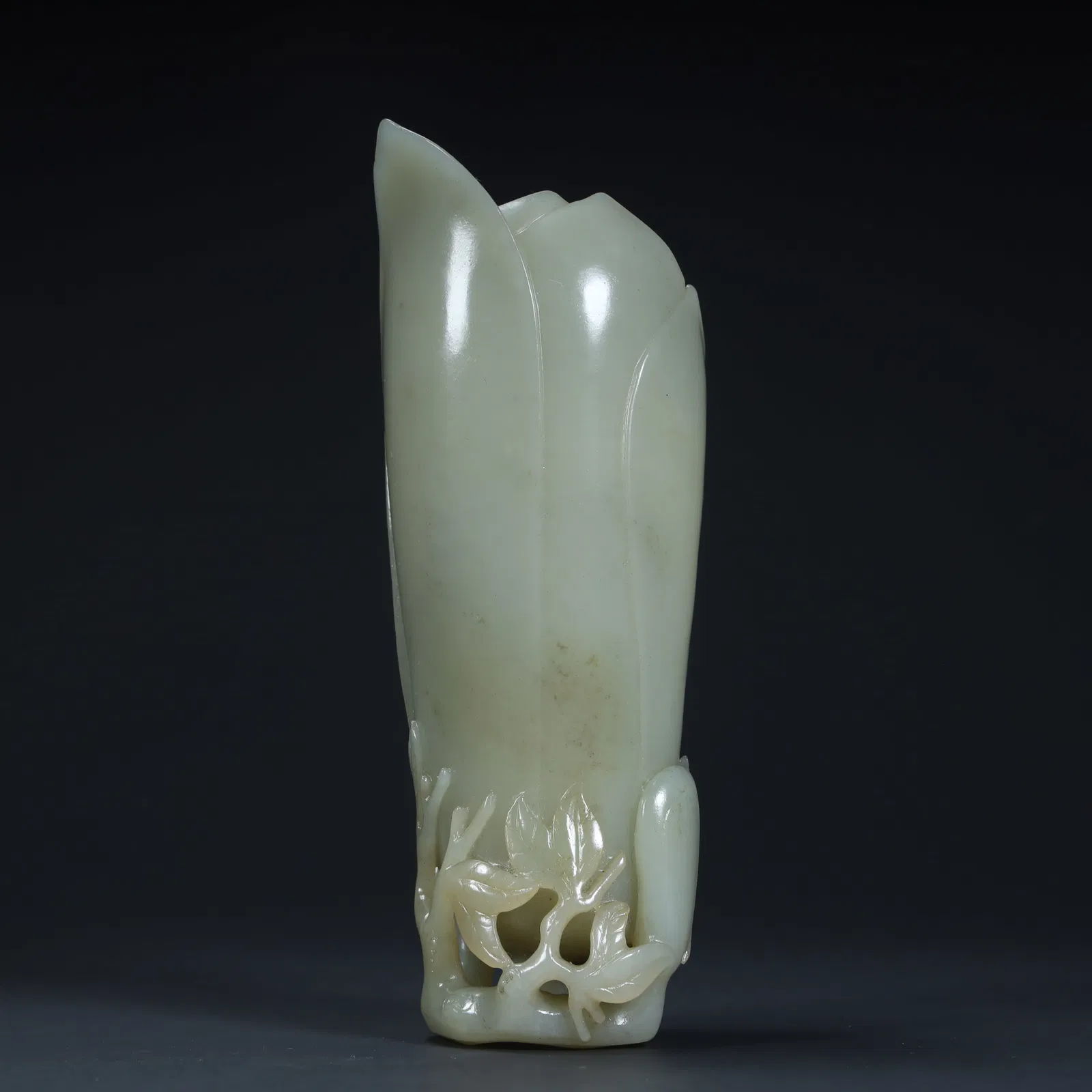 A Qing Dynasty Hetian jade "magnolia flower insert".