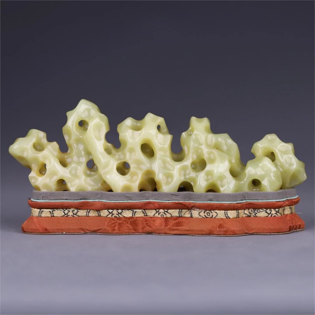 A Qing Dynasty Hetian topaz Shanzi pen holder