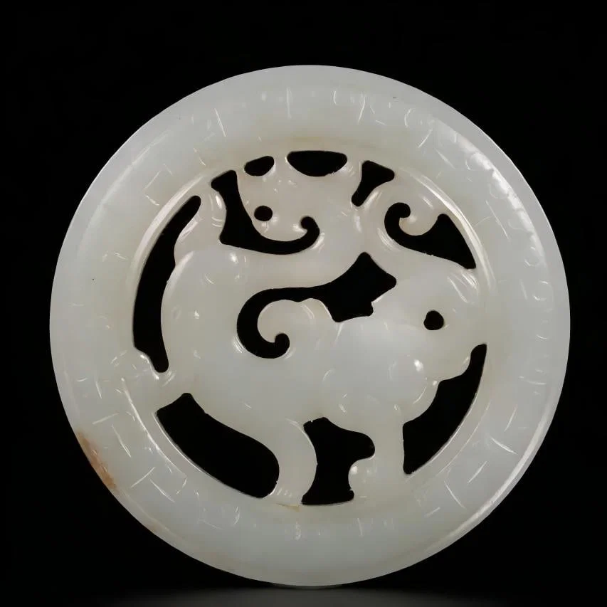 A Qing Dynasty Hetian white jade carved dragon pattern jade pendant