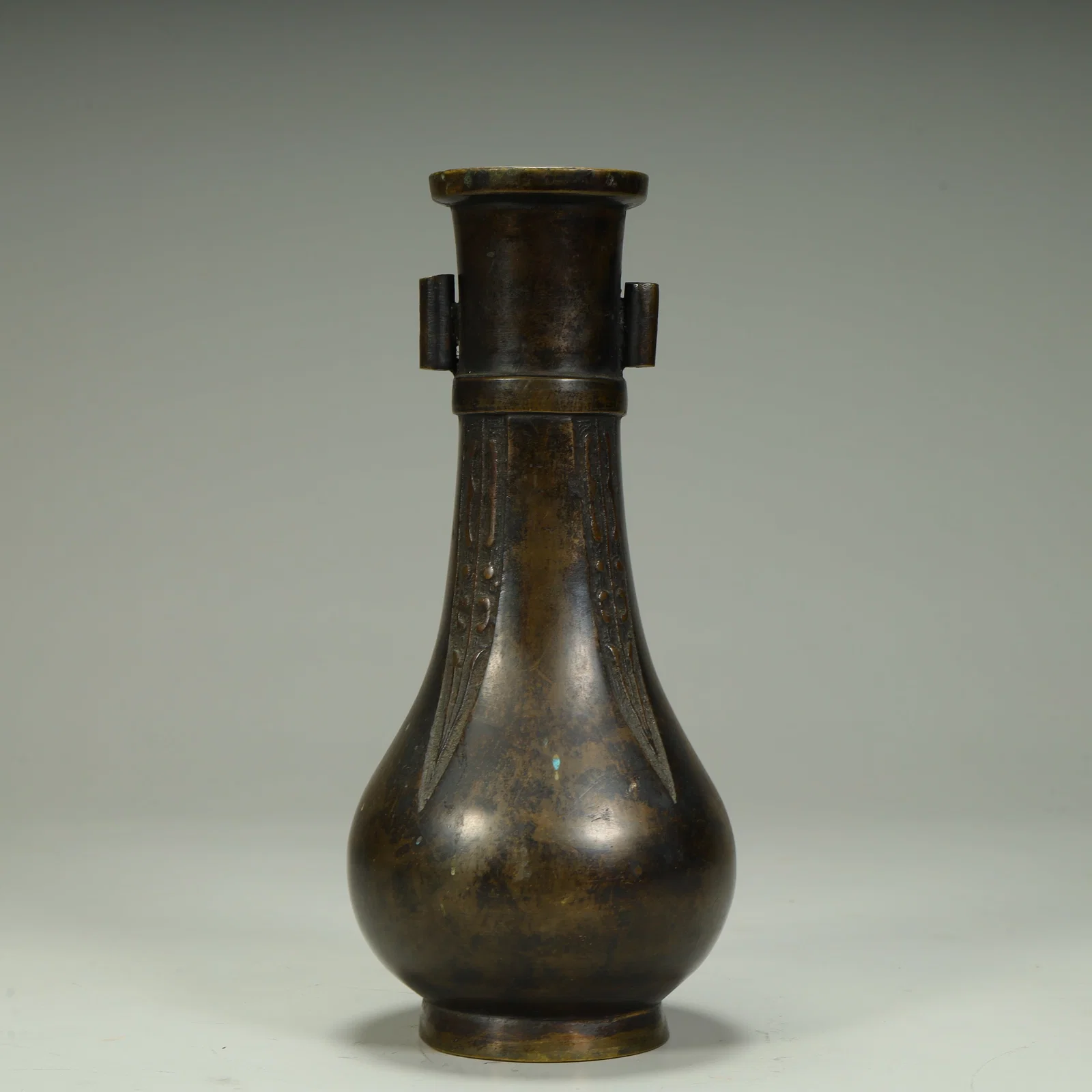 A Qing Dynasty imitation of the Ming Dynasty copper tire halberd ear bottle