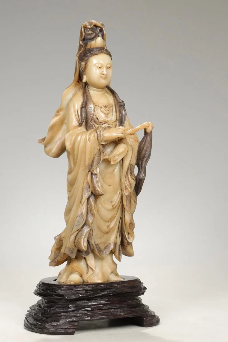 A Qing Dynasty Shoushan stone carving Buddha dust Guanyin ornament