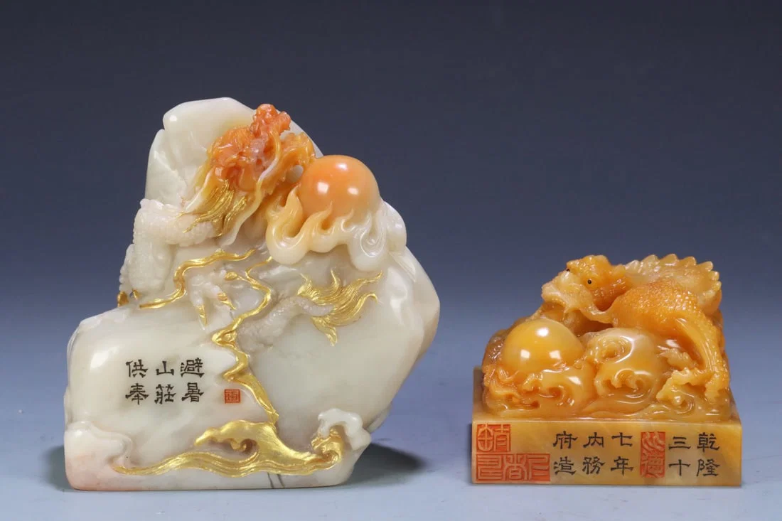 A Qing Dynasty Shoushan Tian Huanglong button seal Shoushan hibiscus stone poetry dragon pattern