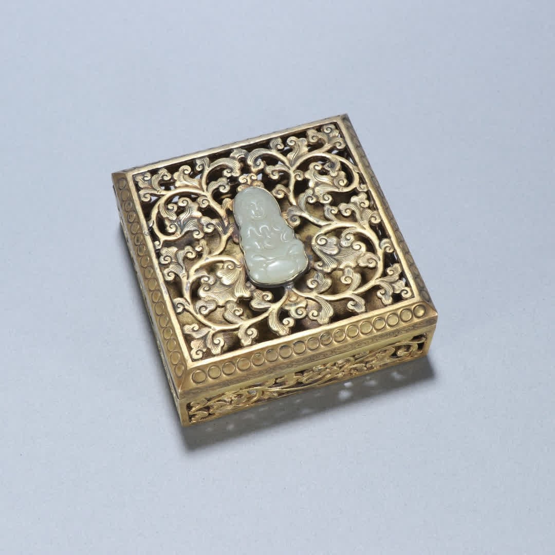 A Qing Dynasty silver gilt inlaid Qing Dynasty Hetian jade cover box