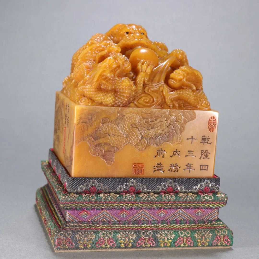 A Qing Dynasty Tian Huang Shilong button seal