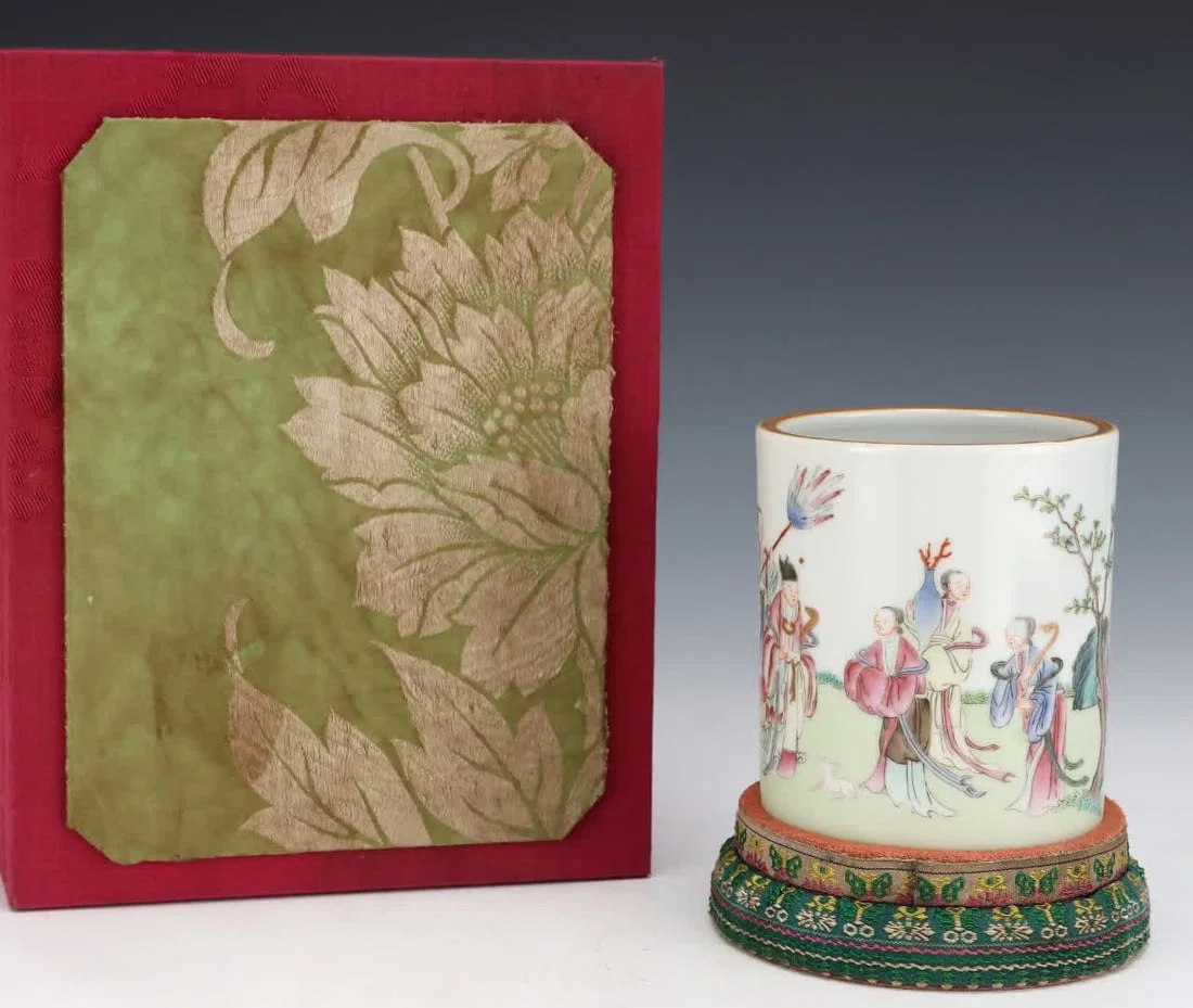 A Qing Qianlong pastel figure pen holder