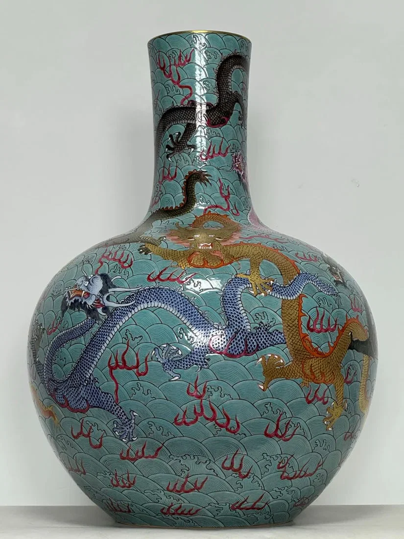 A Qing Qianlong pastel green Kowloon seawater pattern sky ball bottle