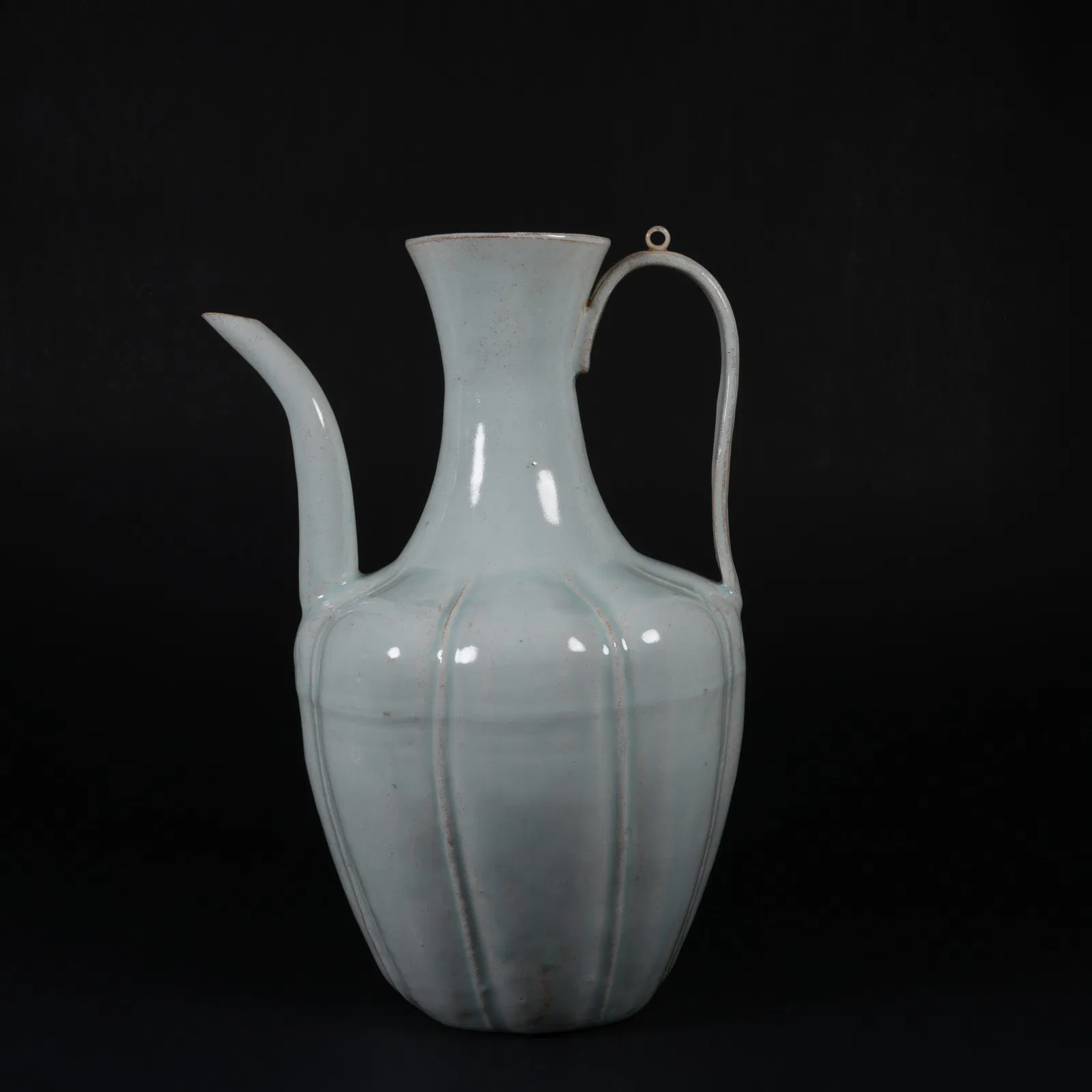 A QINGBAI-GLAZED EWER