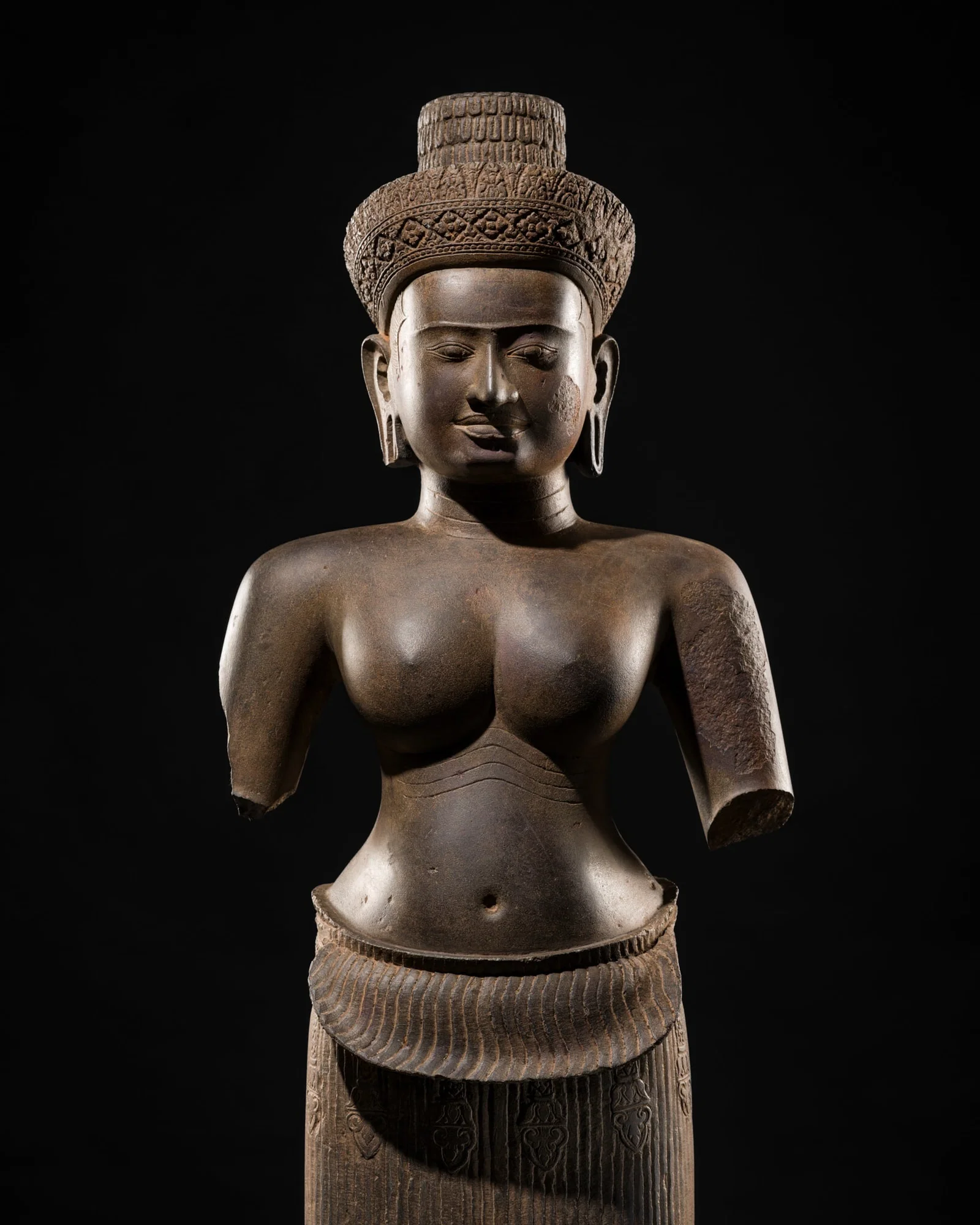 A RARE AND IMPORTANT SANDSTONE FIGURE OF UMA, BAKHENG STYLE, ANGKOR PERIOD, LATE 9TH-EARLY 10TH