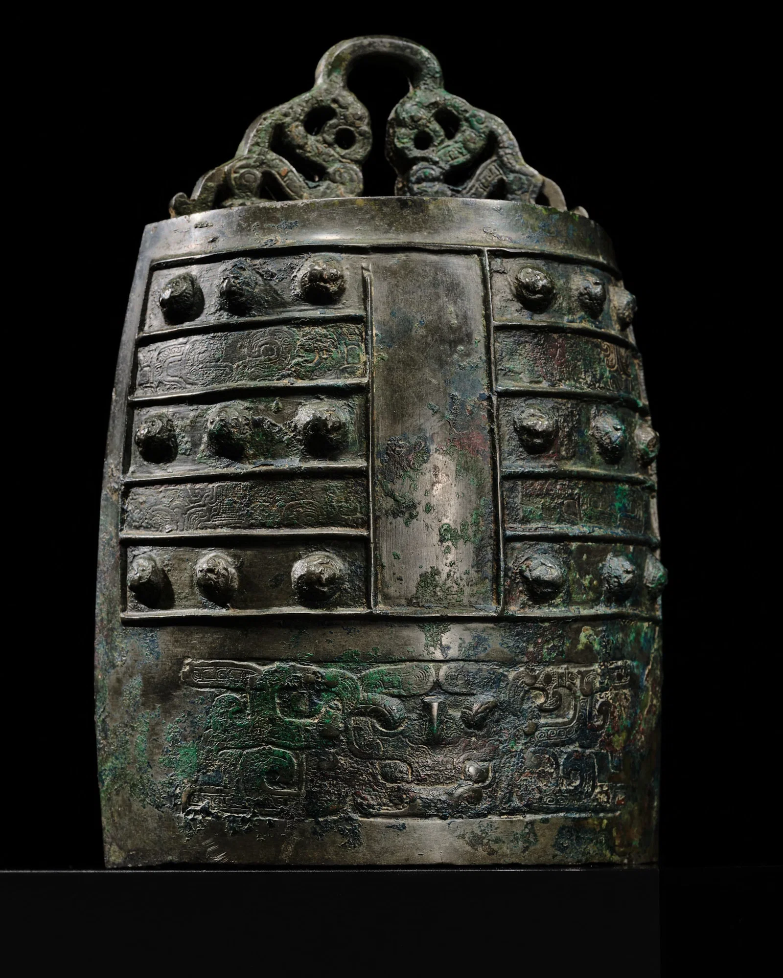 A RARE ARCHAIC BRONZE BELL, BO ZHONG, EASTERN ZHOU DYNASTY, SPRING AND AUTUMN PERIOD