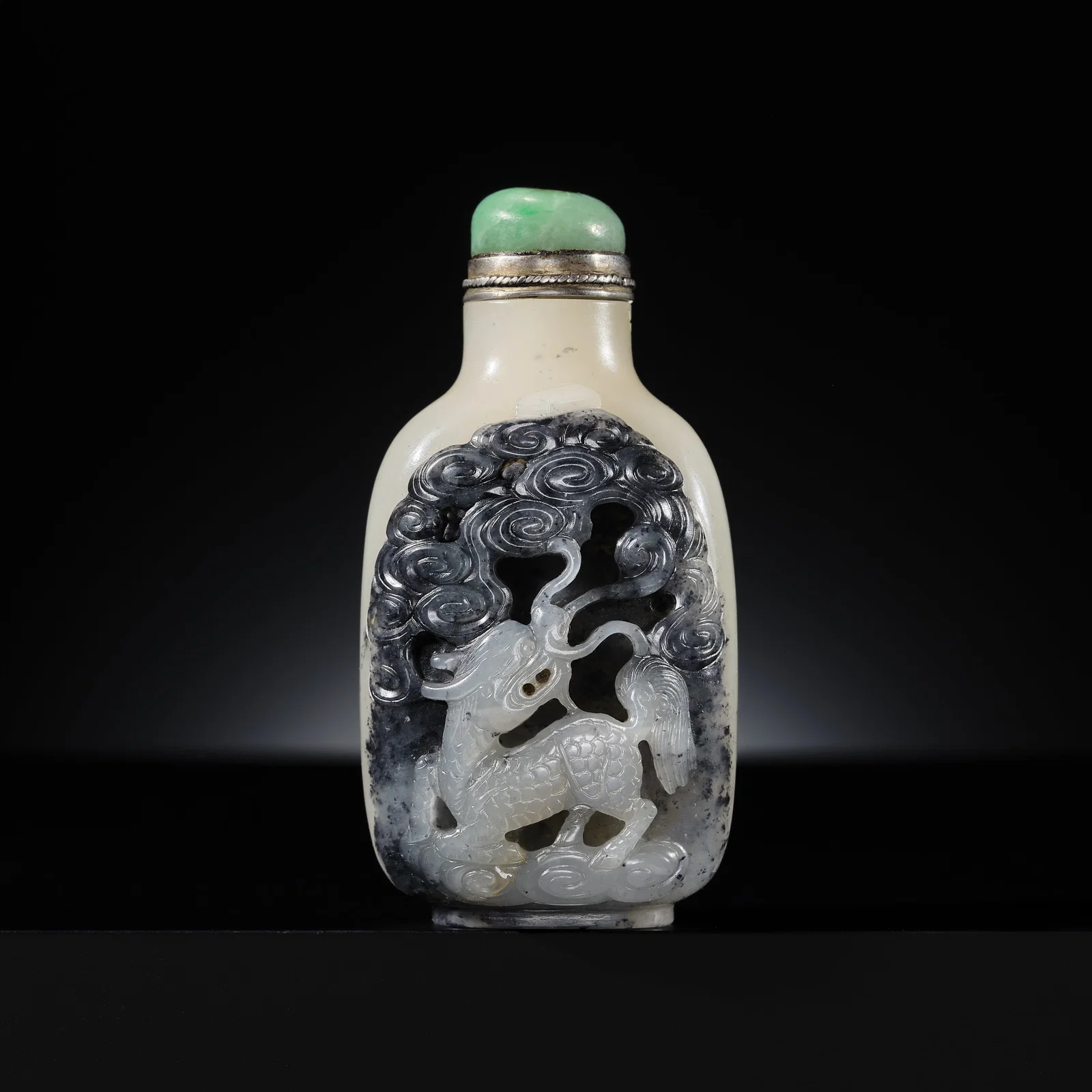 A RARE BLACK AND WHITE JADE 'QILIN & BOOK' SNUFF BOTTLE, SUZHOU SCHOOL, 1750-1830