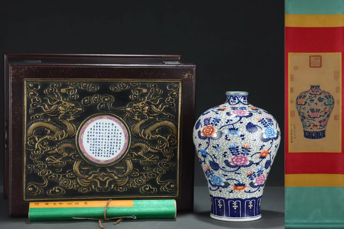 A Rare Blue and White Famille-Rose Painted Gold Flower Pattern Vase,With Vertical Scroll Painting on