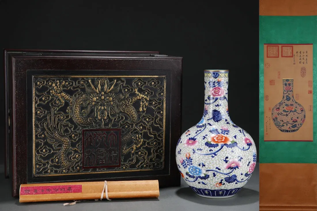 A Rare Blue and White Famille-Rose Painted Gold Peony Pattern Vase,With Vertical Scroll Painting on