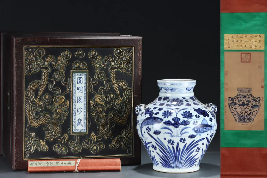 A Rare Blue and White Hornwort Pattern Beast-Ears Jar,With Vertical Scroll Painting on Silk