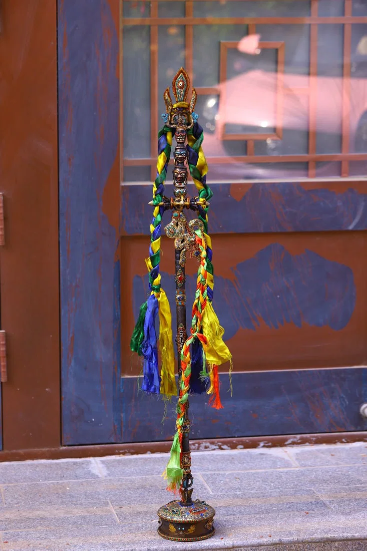 A Rare Bronze Inlaid Dzi Bead and Turquoise Beast-Face Pattern Ornament