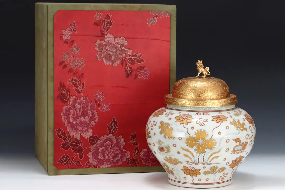 A Rare Famille-Rose Cover with Gold Flower and Mandarin Duck Pattern Jar with Cover