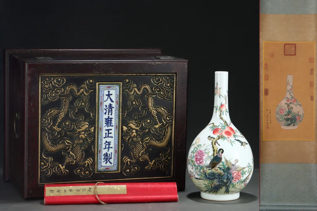 A Rare Famille-Rose Flower and Bird Pattern Vase,With Poem,With Vertical Scroll Painting on Silk