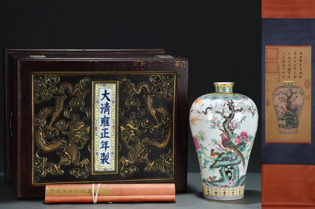 A Rare Famille-Rose Painted Gold Flower and Bird Pattern Vase,With Poem,With Vertical Scroll